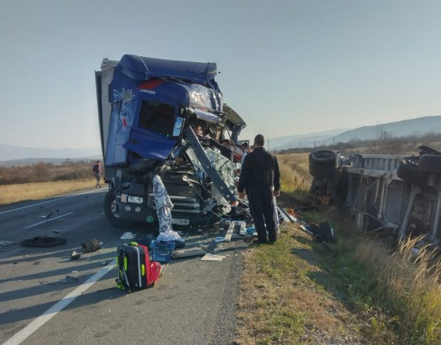 Un mort şi un rănit după un accident în care au fost implicate patru TIR-uri, pe centura municipiului Caransebeş
