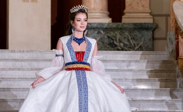 Miss Universe România va purta o rochie cu 10.000 de cristale Swarovski, inspirată de portul Reginei Maria