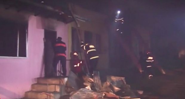 Patru case au ars în județul Vaslui, într-un incendiu. Localnicii acuză că un bolnav psihic a pus focul
