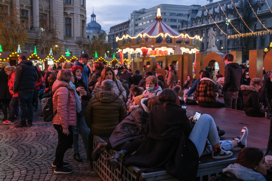 Cozi și aglomerație la târgurile de Crăciun din țară. Imagini din Sibiu, Cluj-Napoca și București