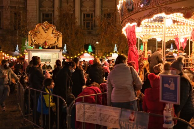 Schimbările anunțate de organizatorii târgului de Crăciun din Piața Universității după aglomerația de sâmbătă