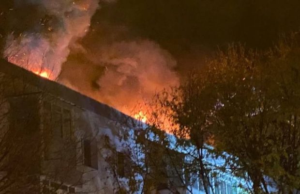 28 de persoane au fost evacuate dintr-un bloc din Slatina, după ce acoperișul a luat foc. Nimeni nu a fost rănit