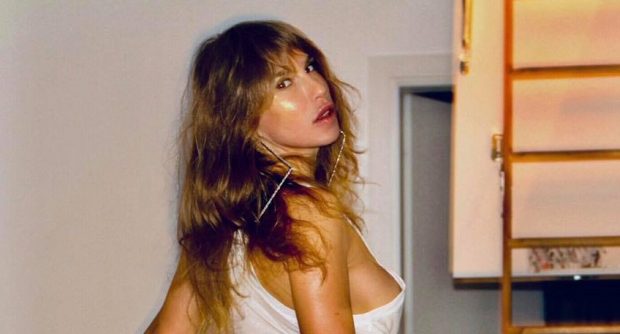 Corina Bud, de nerecunoscut după ce și-a tuns părul și s-a vopsit. Cum s-a pozat artista alături de băiatul ei, în vârstă de 14 ani