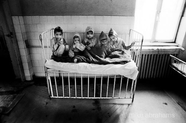 Mii de copii, abandonați și lăsați să moară. Cum a continuat să funcționeze sistemul de protecție a minorilor ca un lagăr, și după 1989