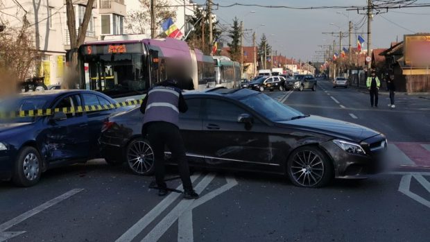 Carambol cu șase mașini în Cluj-Napoca provocat de o şoferiţă de 19 ani. Un bărbat a ajuns la spital