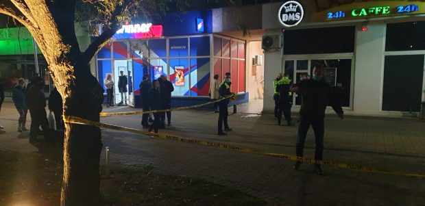 Scandal pe o stradă din Arad: Un bărbat l-a tăiat cu cuțitul pe un tânăr şi a tras focuri de armă