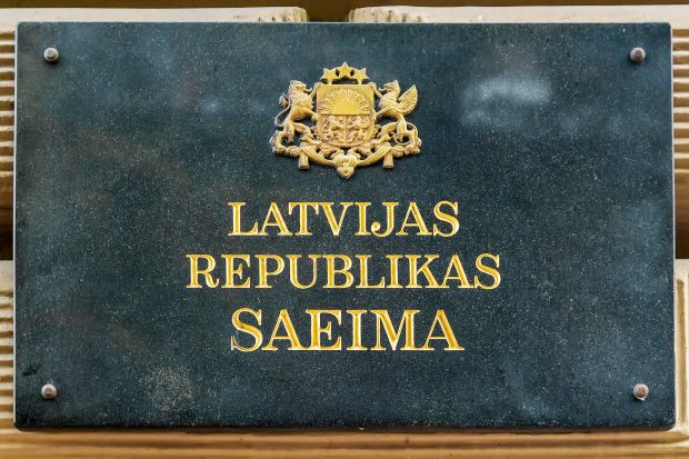 Deputații nevaccinați din Letonia au rămas fără drept de vot în Parlament. S-au ales și cu salariul redus