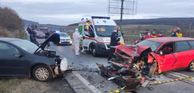 Accident grav în Mureș. Un bărbat a murit și altul a fost rănit, în urma coliziunii a trei mașini