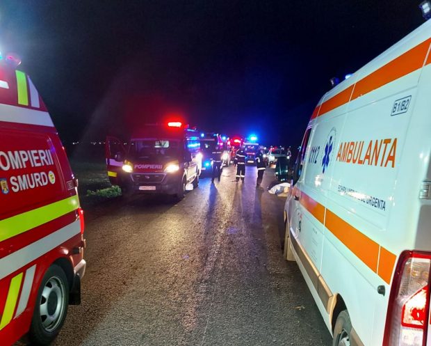O mașină cu migranți s-a răsturnat în Timiș. Doi oameni au murit, 10 au fost răniți. Șoferul este căutat
