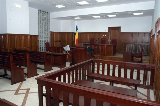 Gestul comis în sala de judecată de un bărbat care venise să conteste o simplă amendă l-a adus aproape de închisoare: „Ne mai vedem noi, puștoaico!”