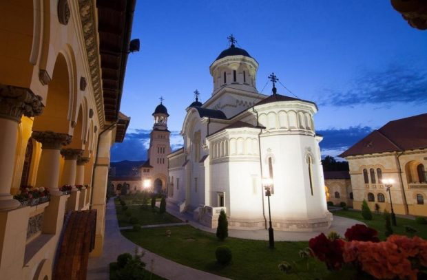 Preot din Alba Iulia, cercetat penal după ce a ținut slujbe, deşi era diagnosticat cu COVID