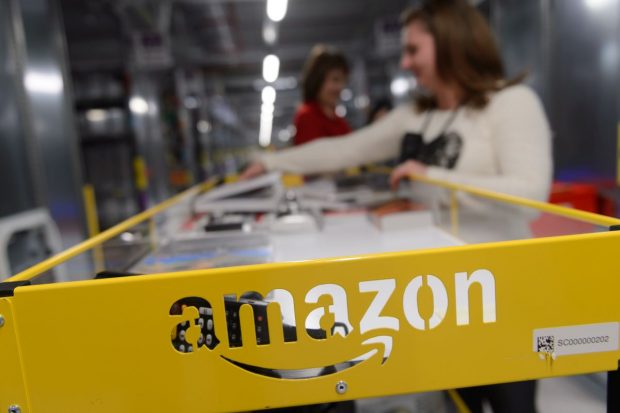 Compania Amazon, amendată pentru că nu și-a informat angajații în legătură cu apariția unor cazuri de COVID-19