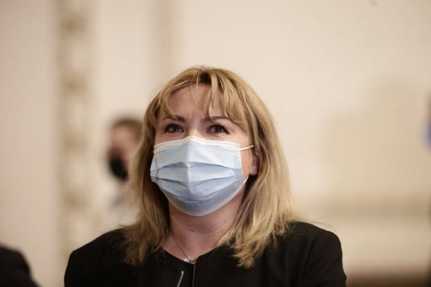 Anca Dragu a folosit, când era președintele Senatului, mașinile instituției și salonul oficial de la Otopeni pentru a pleca în vacanță cu familia