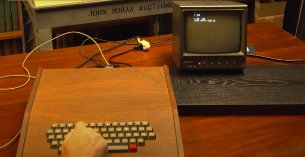 Un computer Apple-1 din 1976, în carcasă de lemn exotic, vândut la licitație cu 400.000 de dolari. Există doar 6 astfel de exemplare în lume