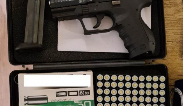 Polițiștii au confiscat 10 arme, 3 arbalete și aproape 9.500 de cartușe de la două persoane din Bihor