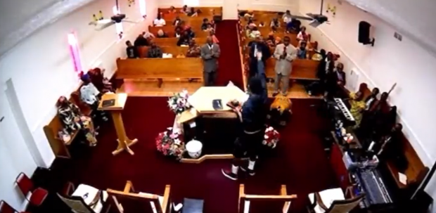 VIDEO Un bărbat din Tennessee a scos pistolul în timpul unei slujbe, dar a fost pus la pământ și dezarmat de pastor