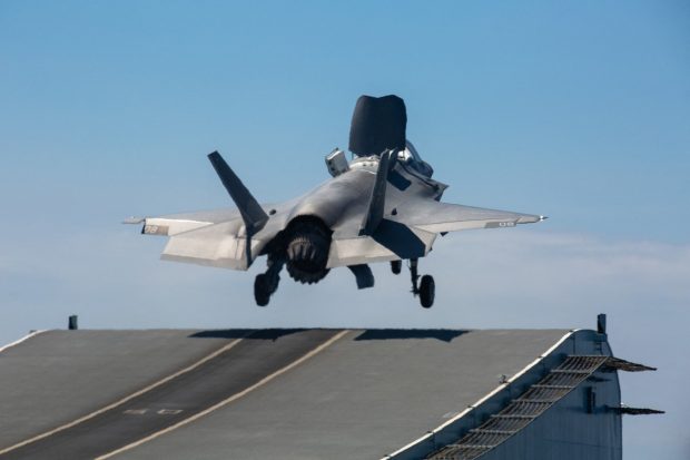 VIDEO | Un avion britanic F-35 s-a prăbușit imediat după decolare. Momentul a fost filmat