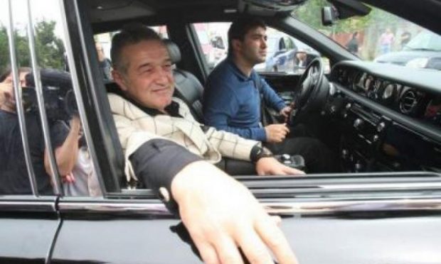 Maybach-ul lui Gigi Becali, accident în centrul Bucureștiului. Patronul FCSB era pasager în dreapta șoferului