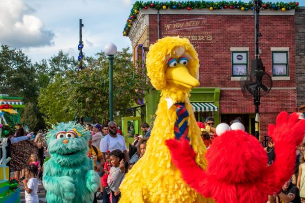 Conservatorii americani îl atacă pe Big Bird, personajul Sesame Street, după ce acesta a promovat vaccinul COVID pentru copii