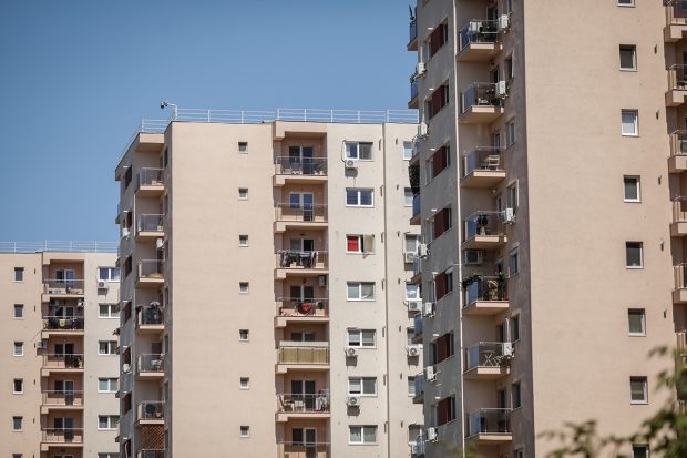 Caz șocant în Hunedoara: tânără de 18 ani, aruncată pe geam, de la etajul al treilea, de iubitul ei