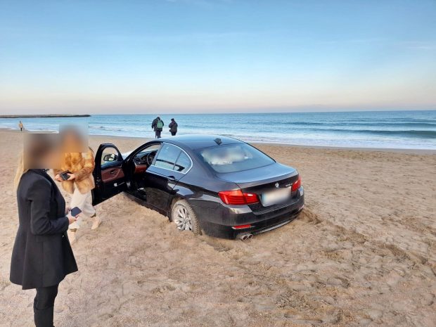 Două tinere rămase cu BMW-ul în nisip, pe Plaja Modern, amendă de peste 10.000 de lei