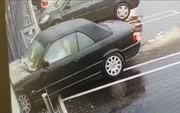 VIDEO | O șoferiță cu BMW a intrat prin geamul unui supermarket, când ieșea din parcare, la Brad, în Hunedoara