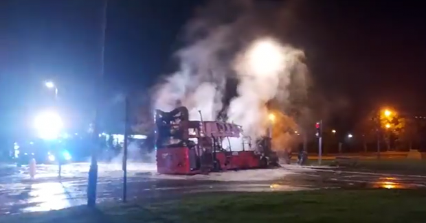 VIDEO Autobuz deturnat și incendiat, în capitala Irlandei de Nord. Este al doilea incident similar, într-o săptămână