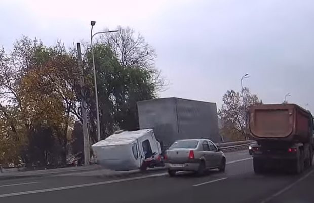 VIDEO / Cabină de camion rabatată de pe șasiu când șoferul a frânat, în Satu Mare