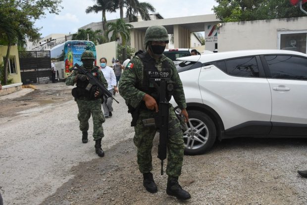 Traficanți din două bande s-au împușcat pe o plajă de lux din Cancun, printre turiștii îngroziți. Doi morți