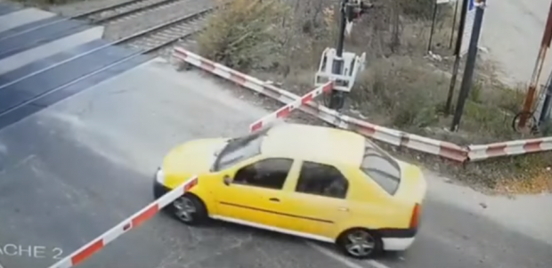 Șofer căutat de polițiști, după ce a fortat o trecere de cale ferată din cartierul bucureștean Andronache