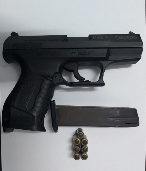 Un tânăr din Constanța a luat pistolul tatălui „să se dea mare” în fața prietenilor. Poliția a deschis dosar penal