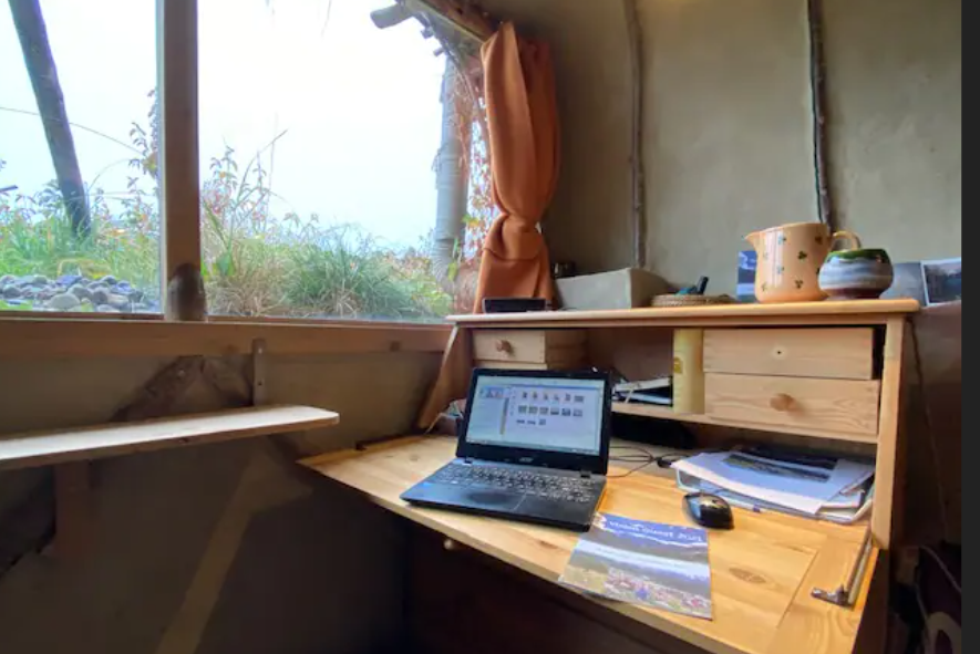 Omul modern al peșterilor. Un elvețian trăiește de câțiva ani într-o grotă săpată pe proprietatea sa: „Am chiar și WiFi”