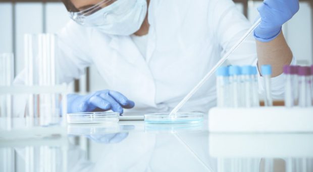 O companie britanică pregătește un vaccin anti-COVID pe baza celulelor T, care ar putea oferi o imunitate de lungă durată
