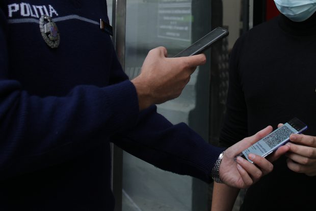 Teste rapide falsificate pentru a atesta trecerea prin boală a pacienților. Cum se fraudează, mai nou, certificatele COVID