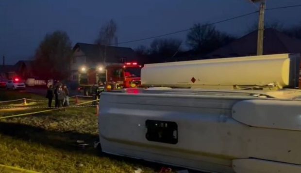 15 răniți, după ce o cisternă cu motorină s-a ciocnit cu un microbuz, în Bistriţa-Năsăud. A fost activat planul roșu de intervenție