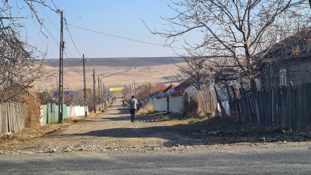 Reportaj din comuna în care 9 tineri au violat mai multe fete timp de 3 ani. Fost primar: „Dacă erau forțate, probabil ar fi spus ceva”