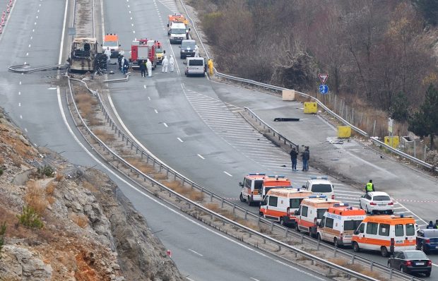 Primele concluzii ale anchetatorilor, după tragedia din Bulgaria: bidoane de motorină, un cauciuc explodat, marcaje șterse