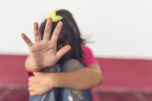 Cazul tinerilor care au violat, timp de 3 ani, mai multe copile „fiindcă merită”. Judecători: „În lipsa educației sexuale, au copiat din filme porno”