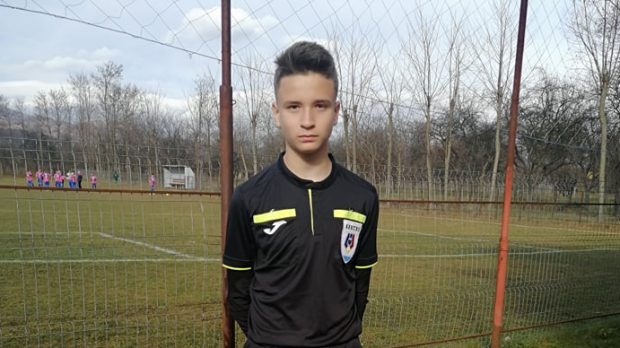 Arbitru la 13 ani și 3 luni. David Crețu, portar la Petrolul Ploiești, a debutat ca asistent la un meci din campionatul județean Prahova