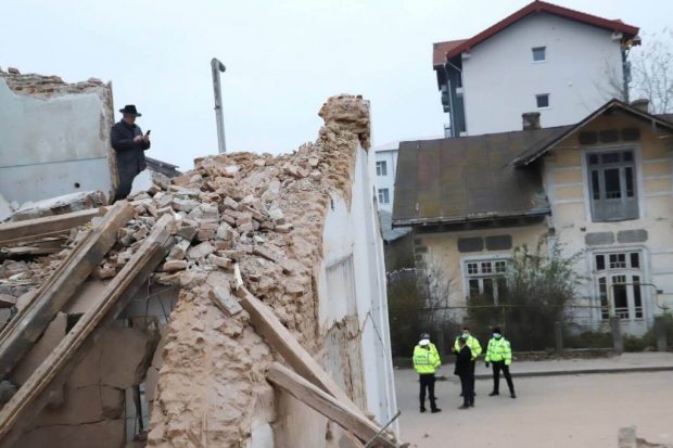 Vechiul spital din Fălticeni, demolat de Primărie pentru locuri de parcare. Edilul: Era o bombă biologică