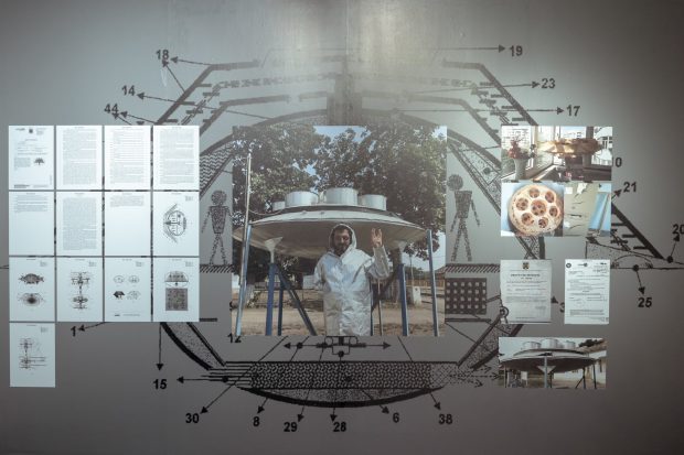 „Trăim vremuri SF”. Expoziția care explorează lumile alternative, din film până în realitatea pandemiei