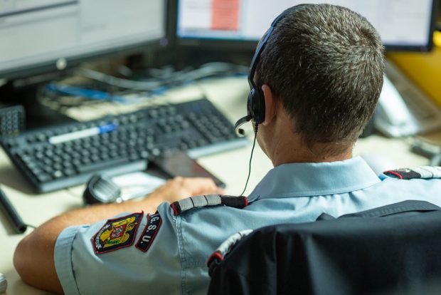 Răspunsul unui operator 112 pentru un băiat de 15 ani, legat cu lanțul de bunicul său, un temut traficant de persoane. „E bunicul, tu ești minor!”