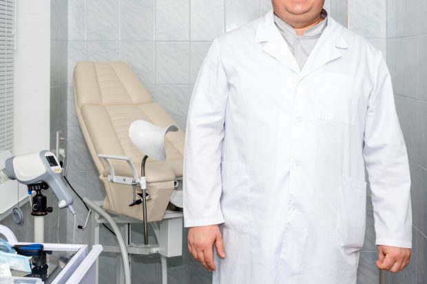 „Am chiuretat clandestin peste o sută de femei pe masa de bucătărie”. După 30 de ani, un medic ginecolog vorbește pentru prima dată despre avorturile din comunism