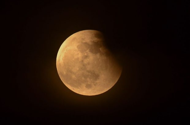 Eclipsa de Lună din 19 noiembrie. Cum sunt influențate zodiile de cea mai lungă eclipsă a secolului