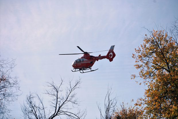 Tânăr de 23 de ani din Vaslui, în stare gravă după ce și-a tăiat gâtul cu o drujbă. Victima, preluată de un elicopter SMURD din pădure