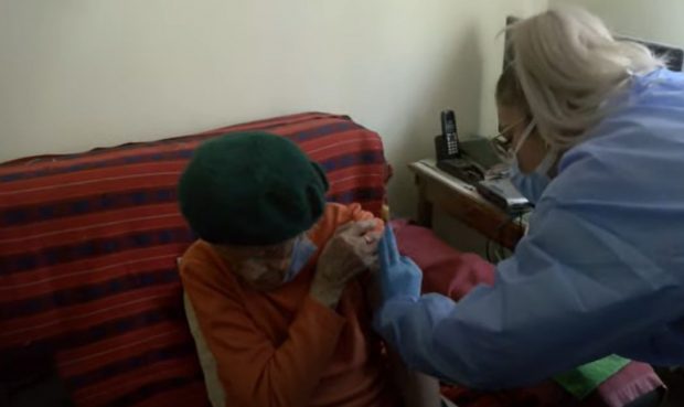 Femeie de 100 de ani din Neamț, vaccinată cu doza trei: „Ce m-a ținut în viață a fost încrederea în medici și medicamente”