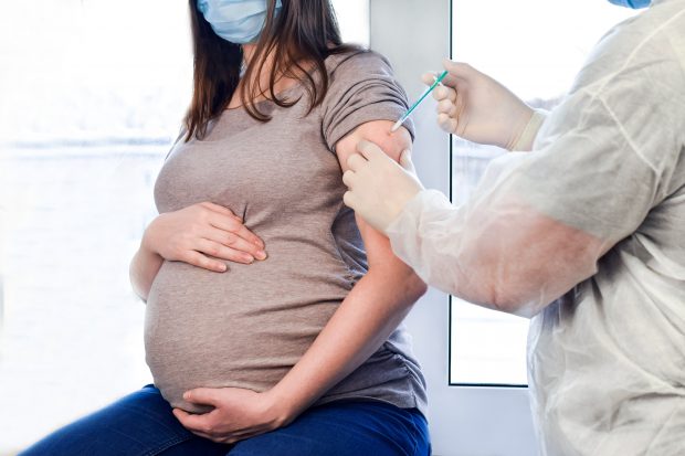 Mărturiile femeilor gravide care s-au vaccinat: „N-am vrut ca fetița mea să rămână fără mamă, așa cum mi s-a întâmplat mie”