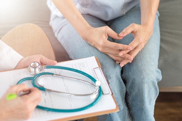 Medic din Bihor, trimis în judecată de DNA pentru că ar fi luat mită de 334 de ori pentru a elibera certificate false de invaliditate