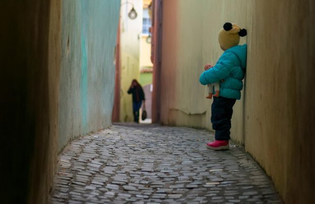 Drama unei fetițe române de 5 ani venite din Spania în Italia să-și vadă mama și care rătăcea pe străzi înfrigurată și înfometată