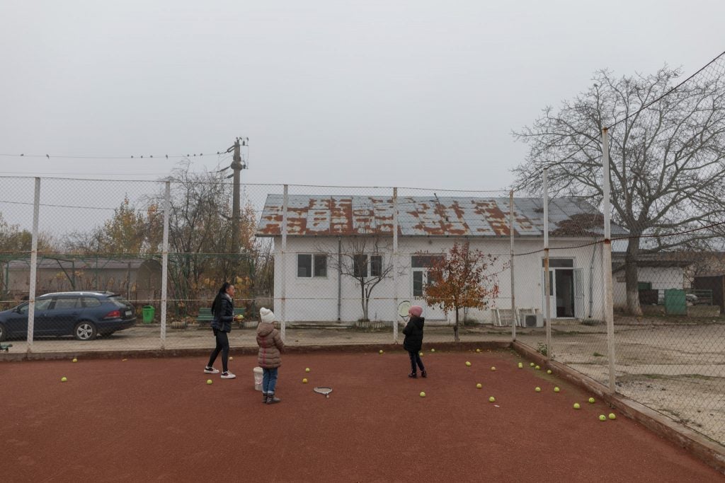 REPORTAJ. Copiii cu autism nu joacă tenis pe puncte, ci pe frânturi de atenție și fericire. „Fiecare minge peste fileu e wow”